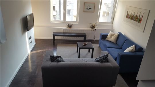 Na prodaju svetao dvoetažni stan u srcu Dorćola 