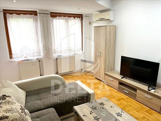 Opremljen, dvosoban stan u novijoj zgradi u centru