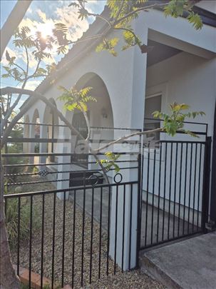 Prelepa kuca 165m2 i 85 m2 na 16 ari placa 