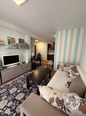 Premium jednoiposoban stan, top lokacija i odličan