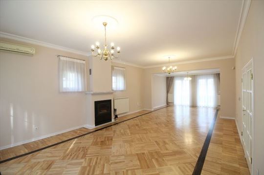 Prostrana kuća sa dvorištem, ID 4102