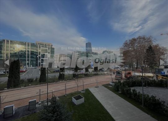 Stan sa garaznim mestom u airport garden projektu