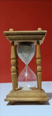 Stari peščani sat sa drvenim postoljem