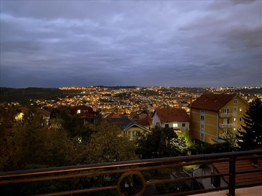 Svetao, sa prelepim pogledom