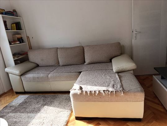 Ugaona garnitura od eko kože na razvlačenje