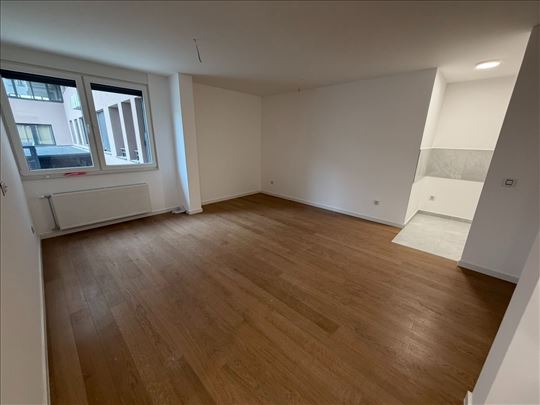 Useljiv! Fantastičan trosoban! Heroja Pinkija!