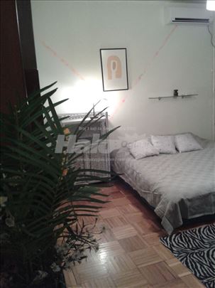 Vlasnik izdaje namešten stan