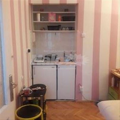 Vukov spomenik garsonjera 300 Eur sa troskovima