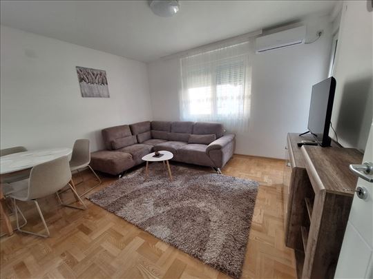 Izdaje se jednosoban stan sa parking mestom