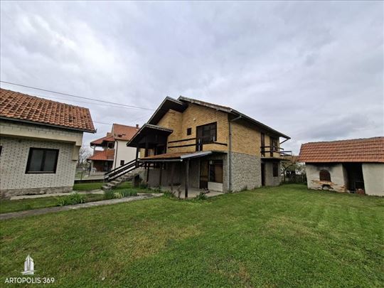 Izuzetna, uknjižena kuća, tri etaže + plac 17 ari 