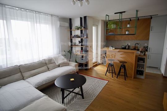 Na prodaju kompletno namešten porodični stan