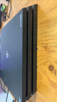 Prodajem PS4 Pro