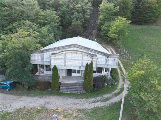 Stambeno-poslovni objekat-1.160m2 na 69ari placa 