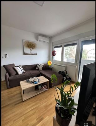 Stan u Starim Banovcima u kompleksu White Hill