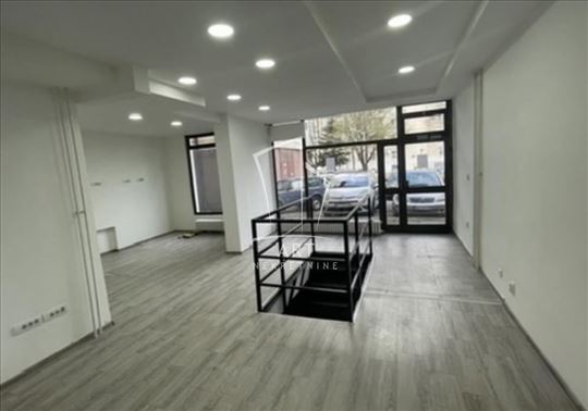 Bežanijska kosa, renoviran lokal sa izlogom 108m2,