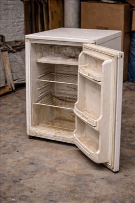 Frižider GC 151SA – neispravan, za delove 