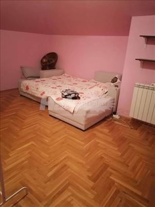 Izdaje se velika namestena soba u stanu na Altini