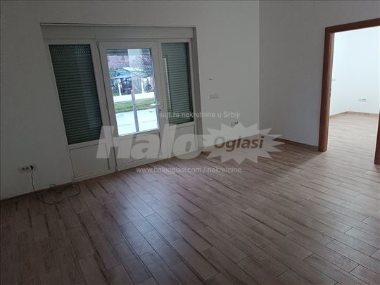 Izdajem nov trosoban stan sa podnim grejanjem