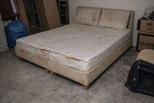 Krevet sa podlogom i jastucima – star, loše stanje