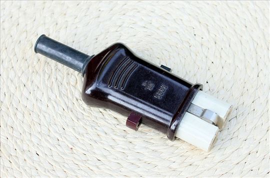 Kvalitetana utičnica sa prekidačem, nekorišćeno.