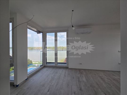 Potpuno renoviran prazan, pogled na reku 3.5,CG,AC