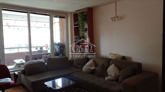 Renoviran i opremljen trosoban stan na odličnoj lo