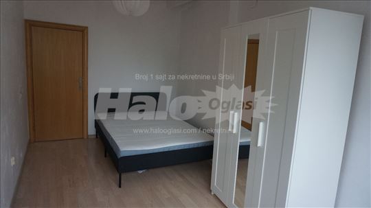 Svetao stan u strogom centru, 2 terase, renoviran