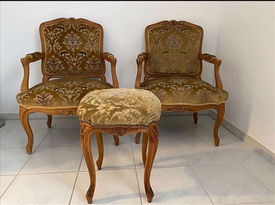 Dve stilske fotelje i tabure