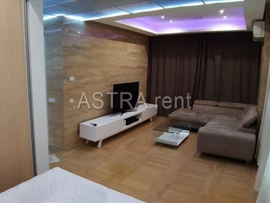 Lux 2.0 stan sa bazenom