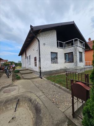 Na prodaju kuća sa pomoćnim objektom 