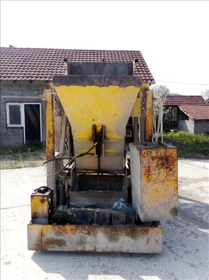  Na prodaju presa za betonske blokove