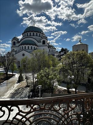 Salonski stan sa pogledom na Hram