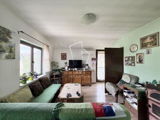 Surčin, kuća sa 2 zasebna stana ID#14780