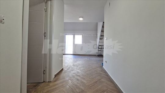 Nov, neuseljavan dupleks sa parking mestom