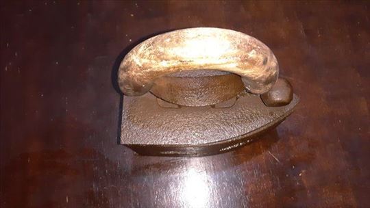 Starinska pegla na ćumur