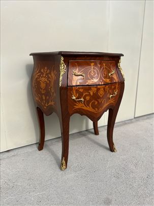 Stilska komoda sa intarzijom i mesinganim detaljim