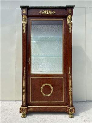 Vitrina u Empire stilu