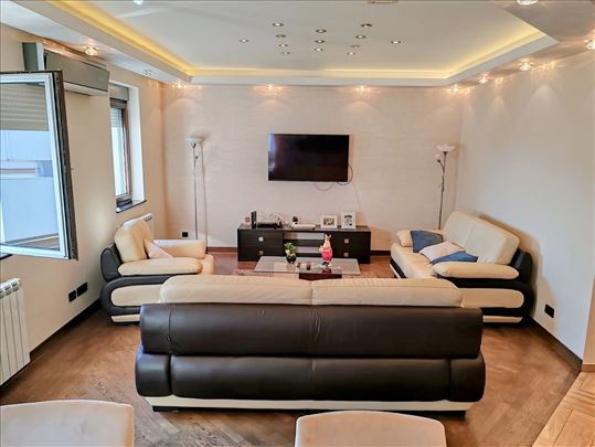 Baje Pivljanina lux 4-soban stan 2 garaže bazen