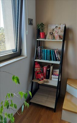 Police za knjige i cveće u stilu merdevina 