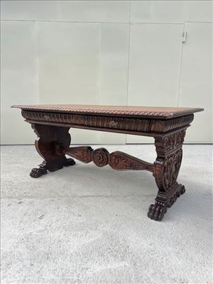 Radni sto bogat duborezom