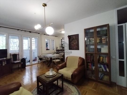 Dvoiposoban sa garažom