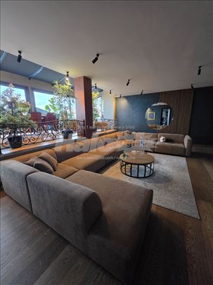 Ekskluzivan petosobni stan u centru Zemuna