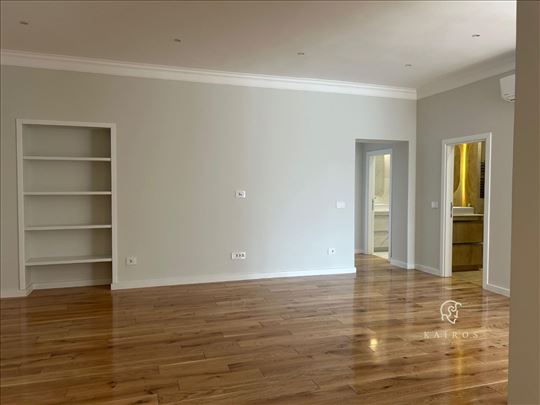 Retkost: salonski stan + 2 garaže, Stari Grad