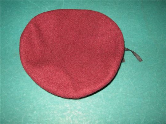 Crvena beretka Uca-58