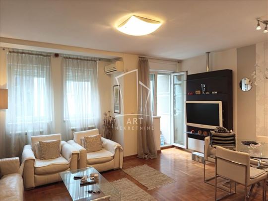 Izdaje se namešten stan, renoviran, u samom centr