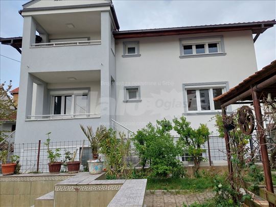 Kuća kao stambeno poslovni prostor sa dvorištem