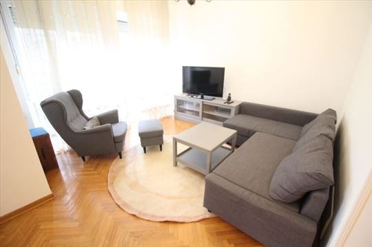 Lepa, renovirana kuća na Dedinju, ID 3944