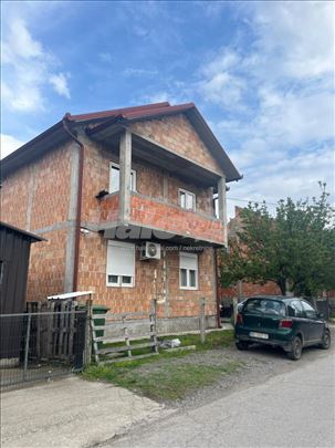 Prodajem kucu u Batajnici u lepom kraju