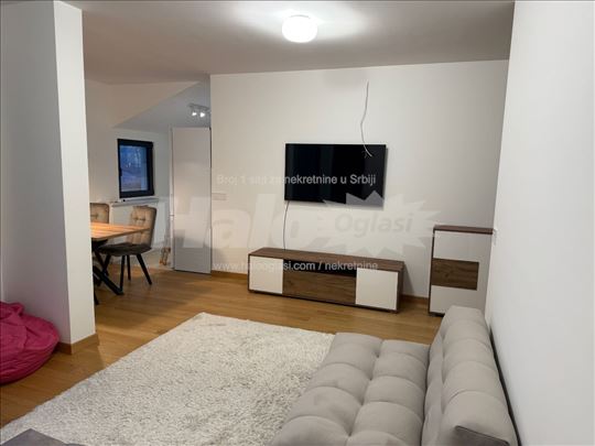 Trosoban stan, nova zgrada, sa garaznim mestom