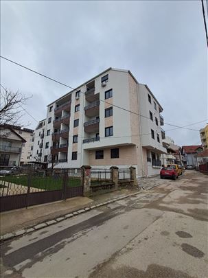 Izdaje se dvosoban stan kod Medicinskog fakulteta